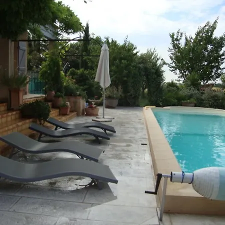 Michele Et Didier Lin 4* Saint-Laurent-dʼAigouze